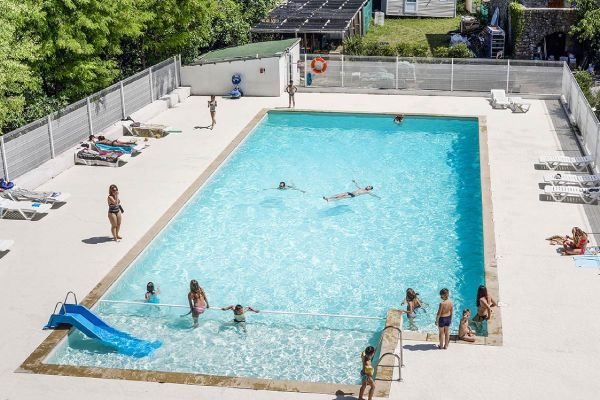 camping avec piscine à Vesseaux